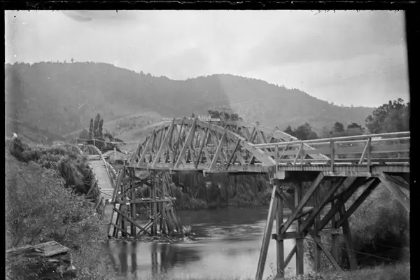 Damaged bridge over the Waipa River, 1917. ATLIB 284108